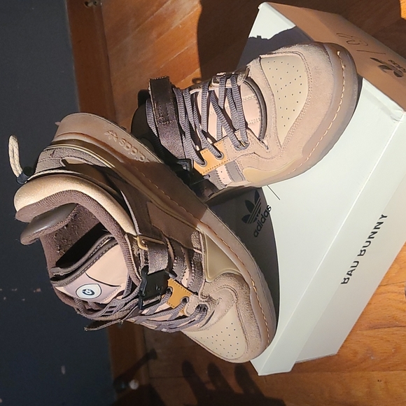 Adidas Bad Bunny - Picture 2 of 4